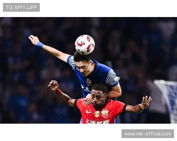 铁锤帮球迷见证球队逆转，主场气氛热烈