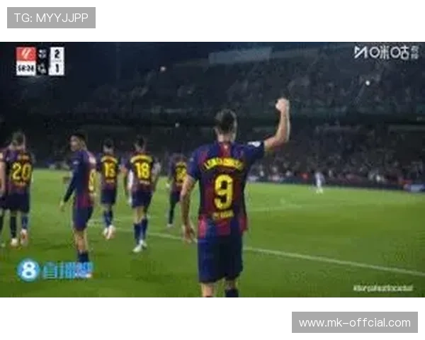 莱万点球、脚踢、头球各入一球，完美戴帽