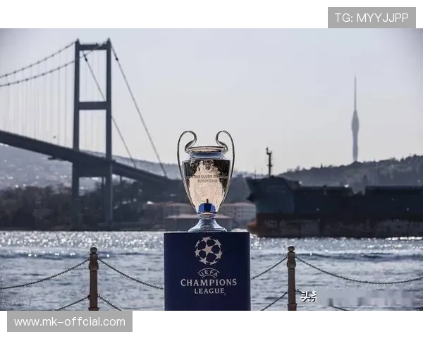 欧冠奖杯巡展至米兰，吸引数万球迷参观