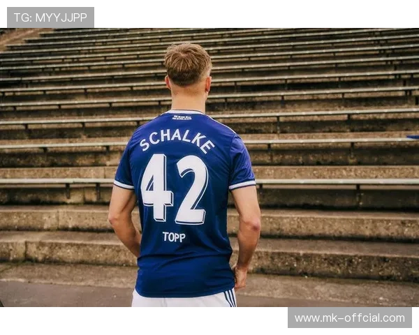 美国世界杯球衣设计融合复古与现代，球迷热议致敬元素