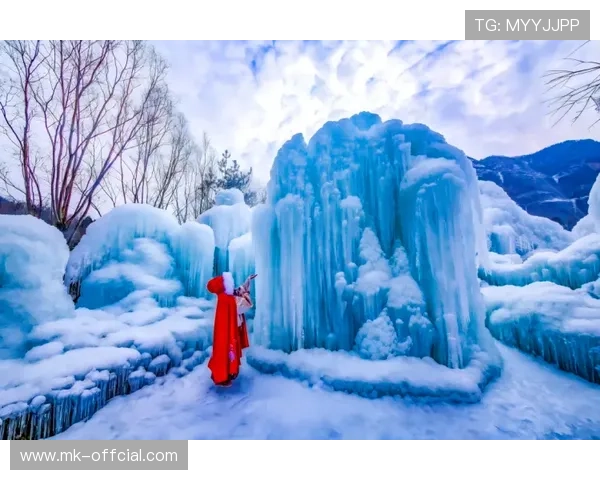 金水湖景区第十二届冰雪节开幕，天然冰瀑成亮点